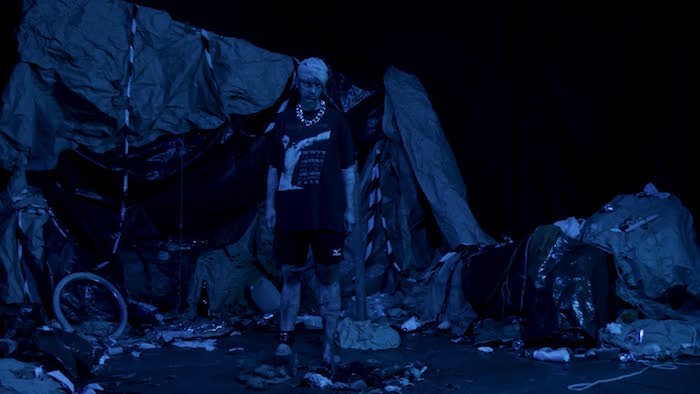 maurane-amel_arbouz_les_garcons-poubelles_2021_installation_video_lecture_performee_16_min