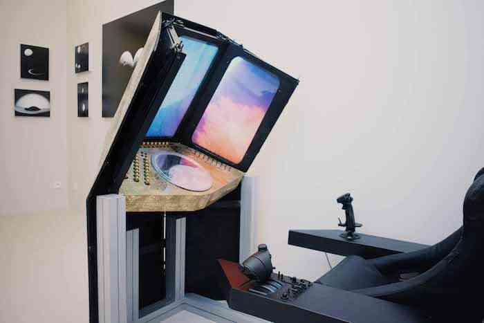 1_mounir_ayache_av_roes_zelliger_installation_simulateur_de_vol_2017_2019_galerie_cinema_paris