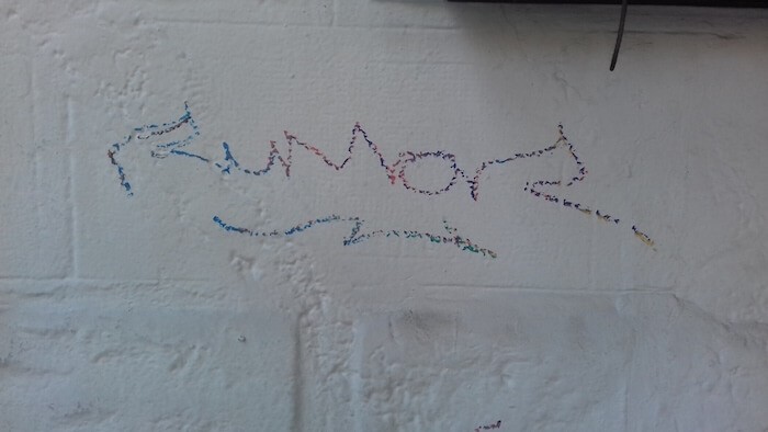 graffiti_dans_une_rue_du_quartier_la_roma_sur_mexico__simon_asencio