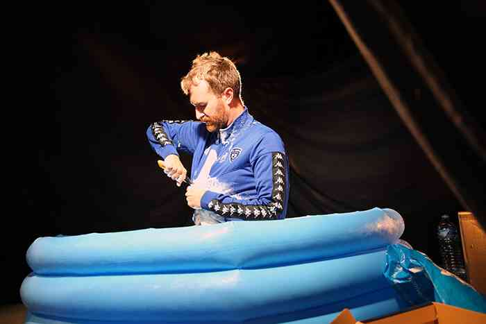 2_labor_zero_labor_2016_vue_de_la_performance_de_richard_john_jones_triangle_france_credit_photo_emmanuelle_laine