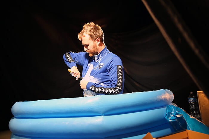 2_labor_zero_labor_2016_vue_de_la_performance_de_richard_john_jones_triangle_france_credit_photo_emmanuelle_laine