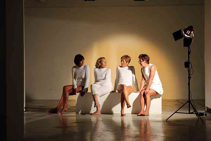 2_labor_zero_labor_2016_vue_de_la_performance_de_laura_sellies_et_amelie_giacomini_poesie_plateforme_fondation_d_entreprise_rica