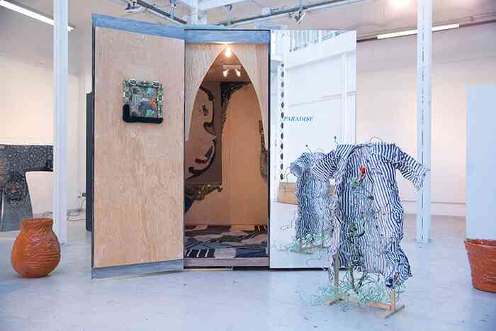 1_maya_beaudry_mold_gardens_on_the_ornemental_membrane_vue_d_exposition_maison_de_ventes_leclere_2017_2018_james_ruffato